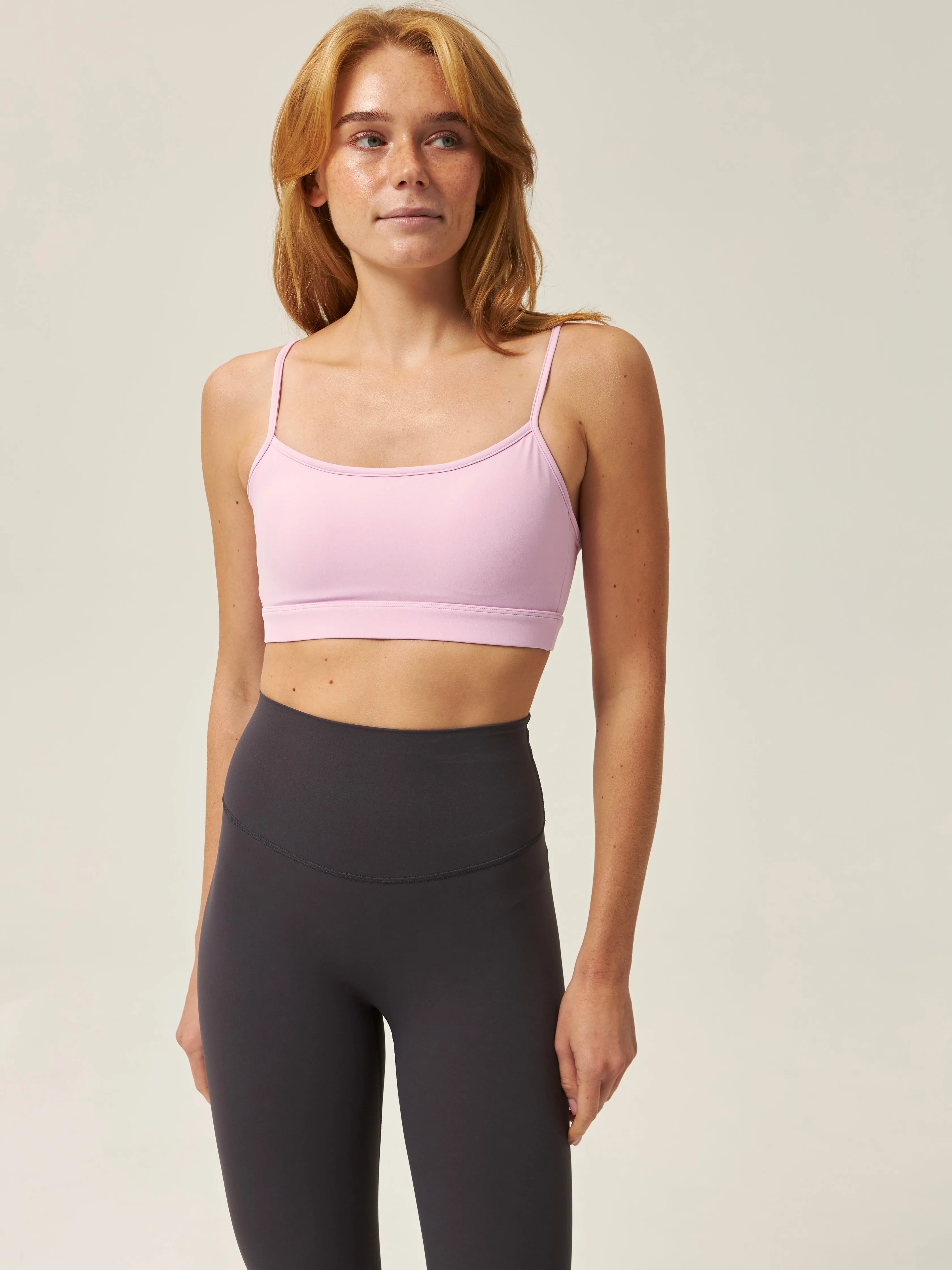 Top sportowy z cienkimi ramiączkami