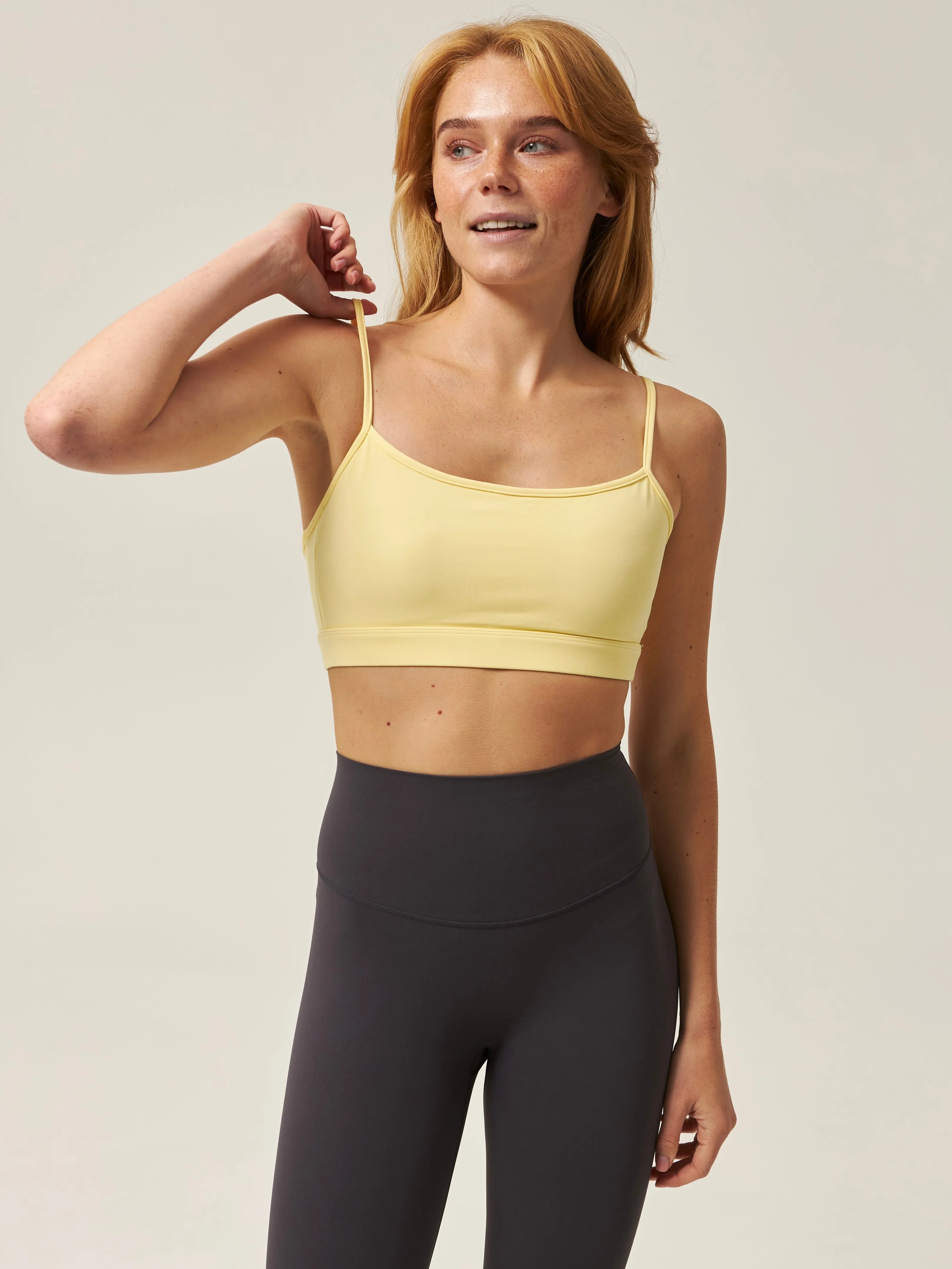 Top sportowy z cienkimi ramiączkami