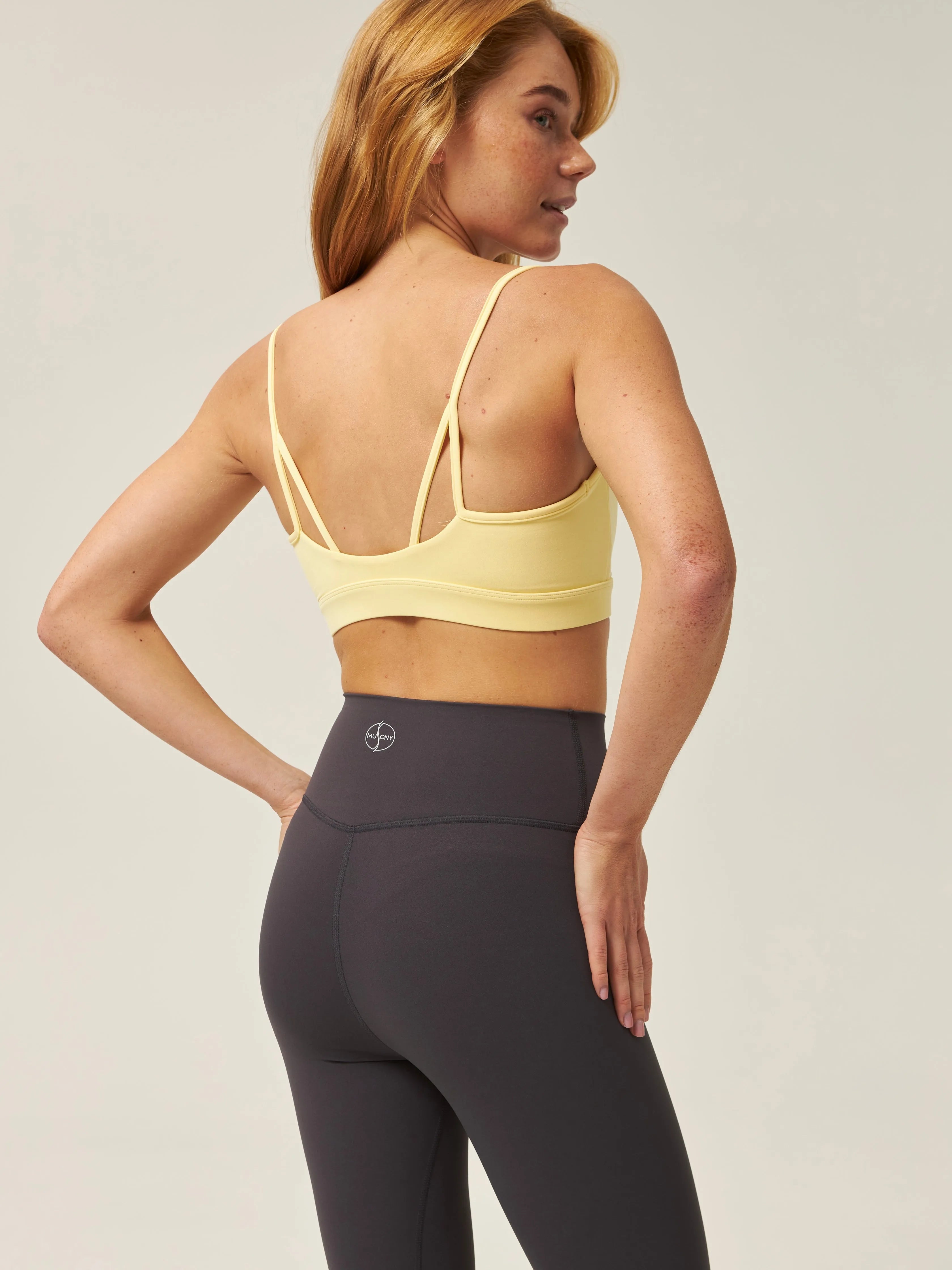 Top sportowy z cienkimi ramiączkami