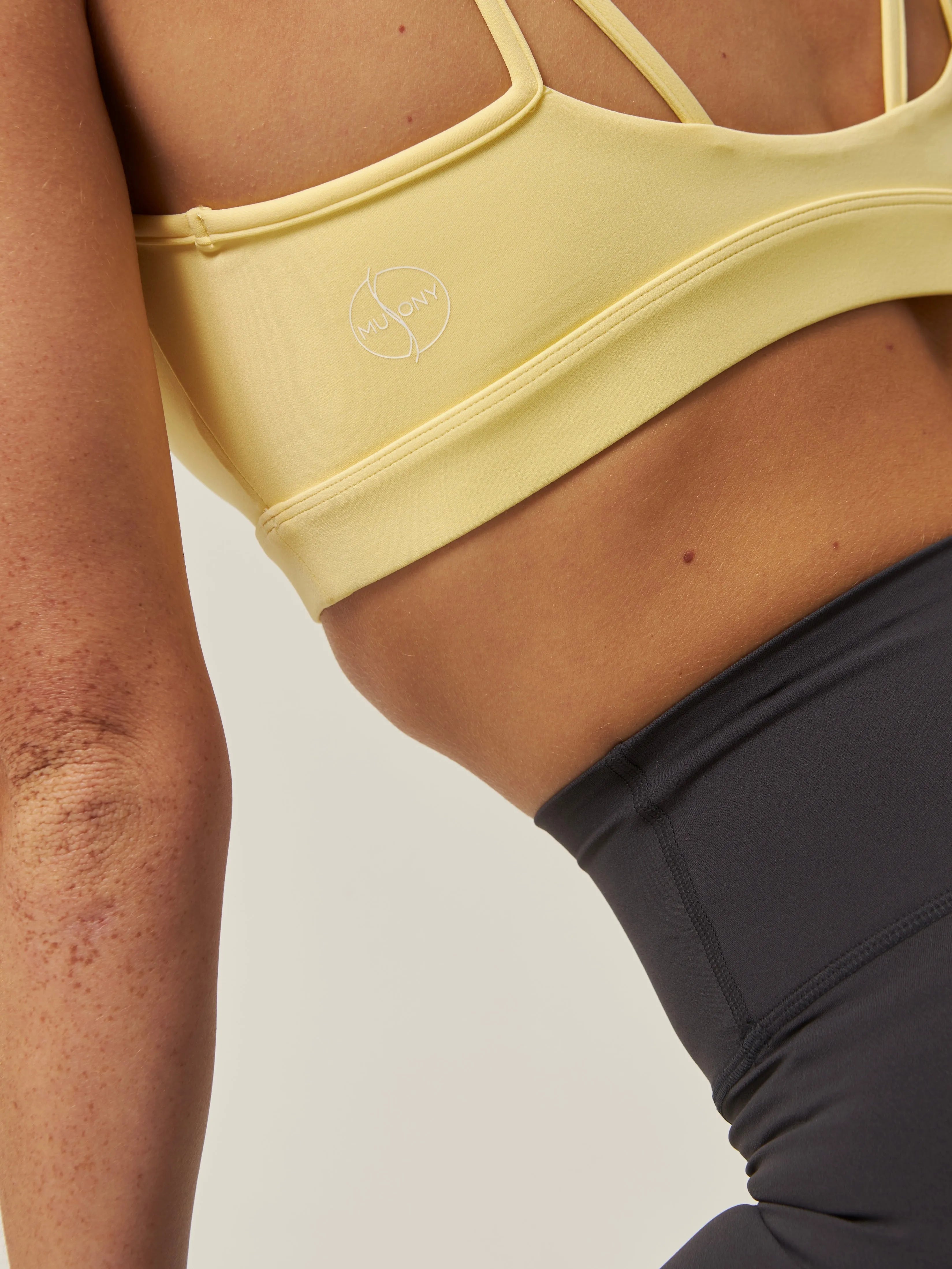 Top sportowy z cienkimi ramiączkami