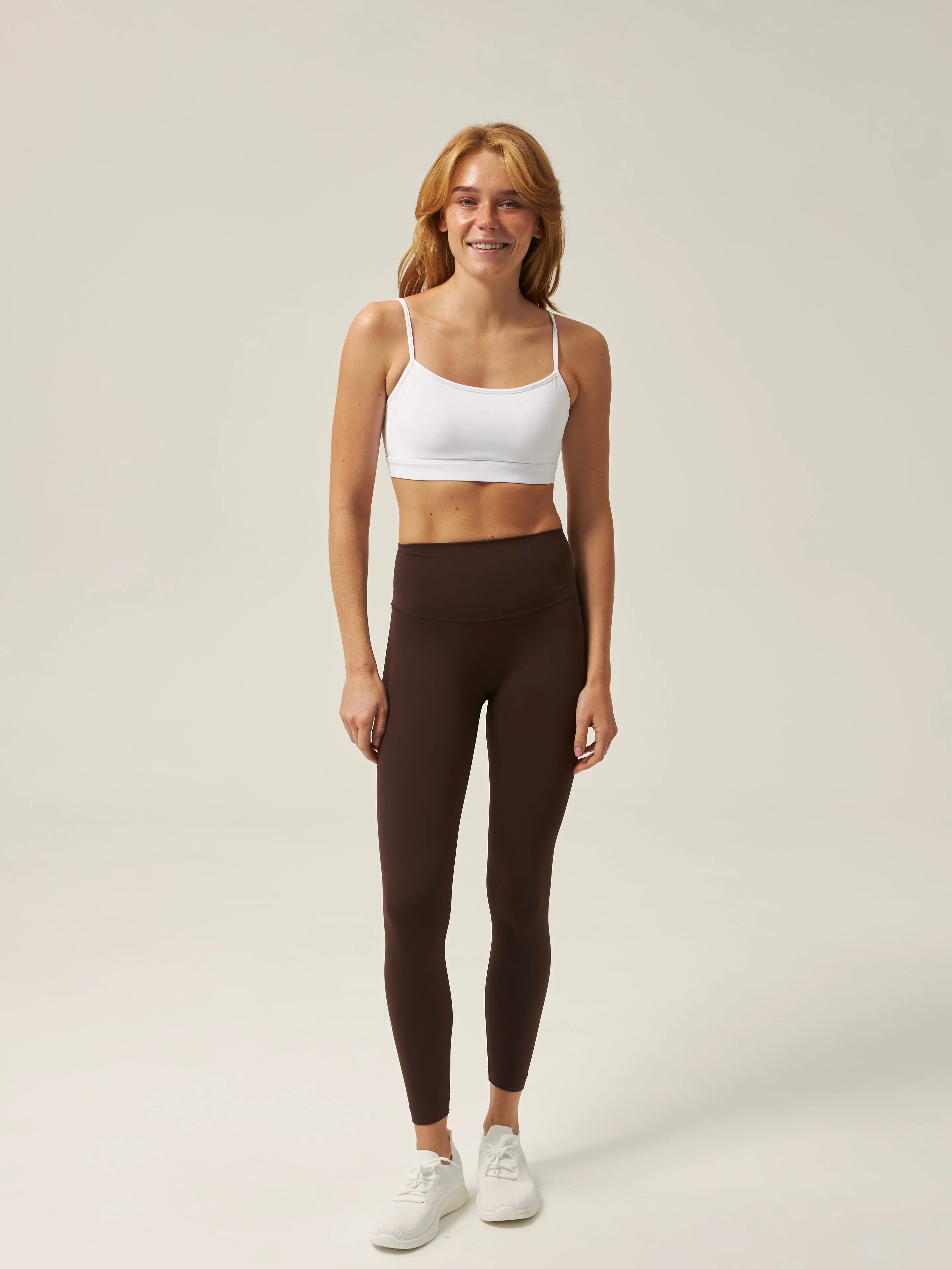 Top sportowy z cienkimi ramiączkami