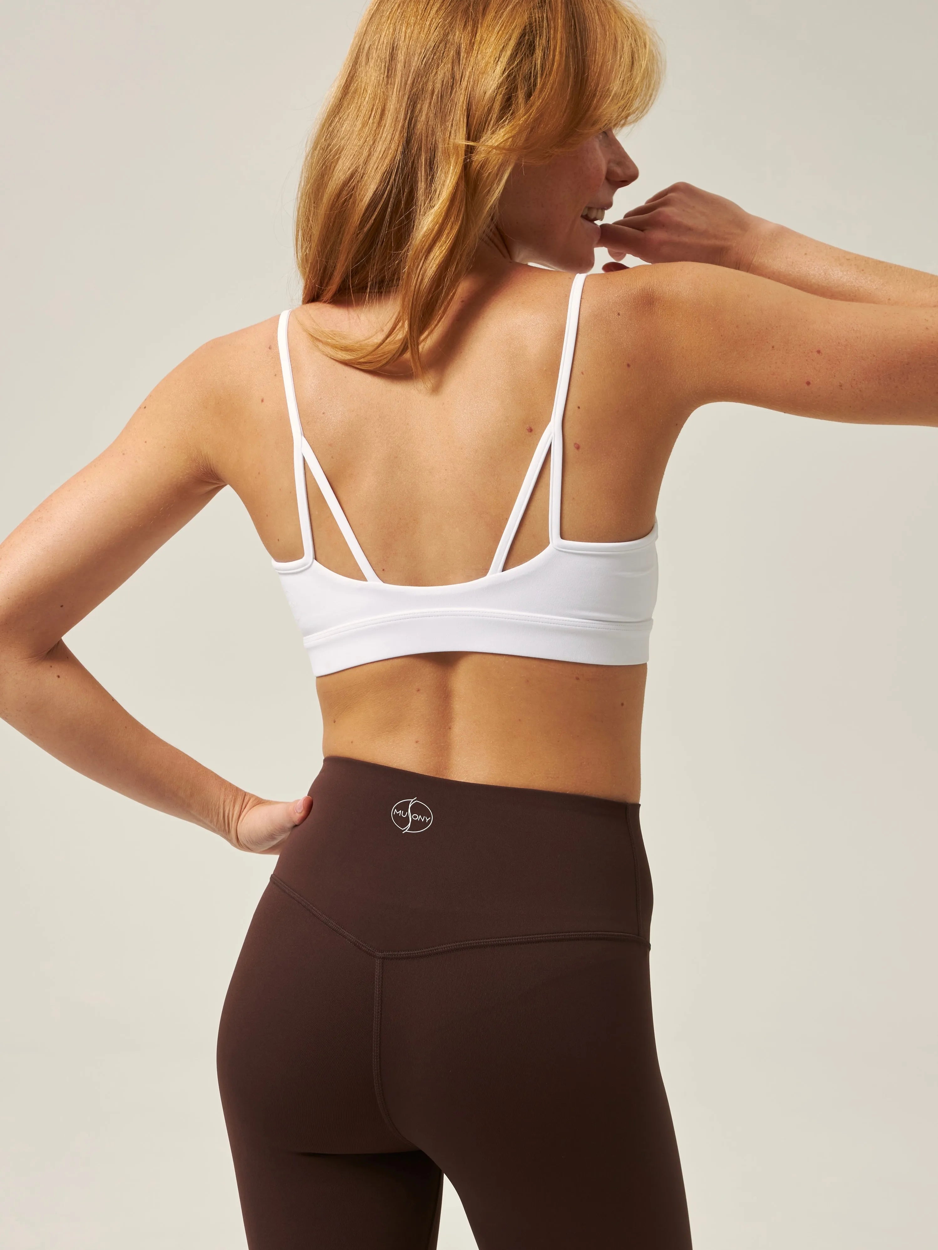 Top sportowy z cienkimi ramiączkami