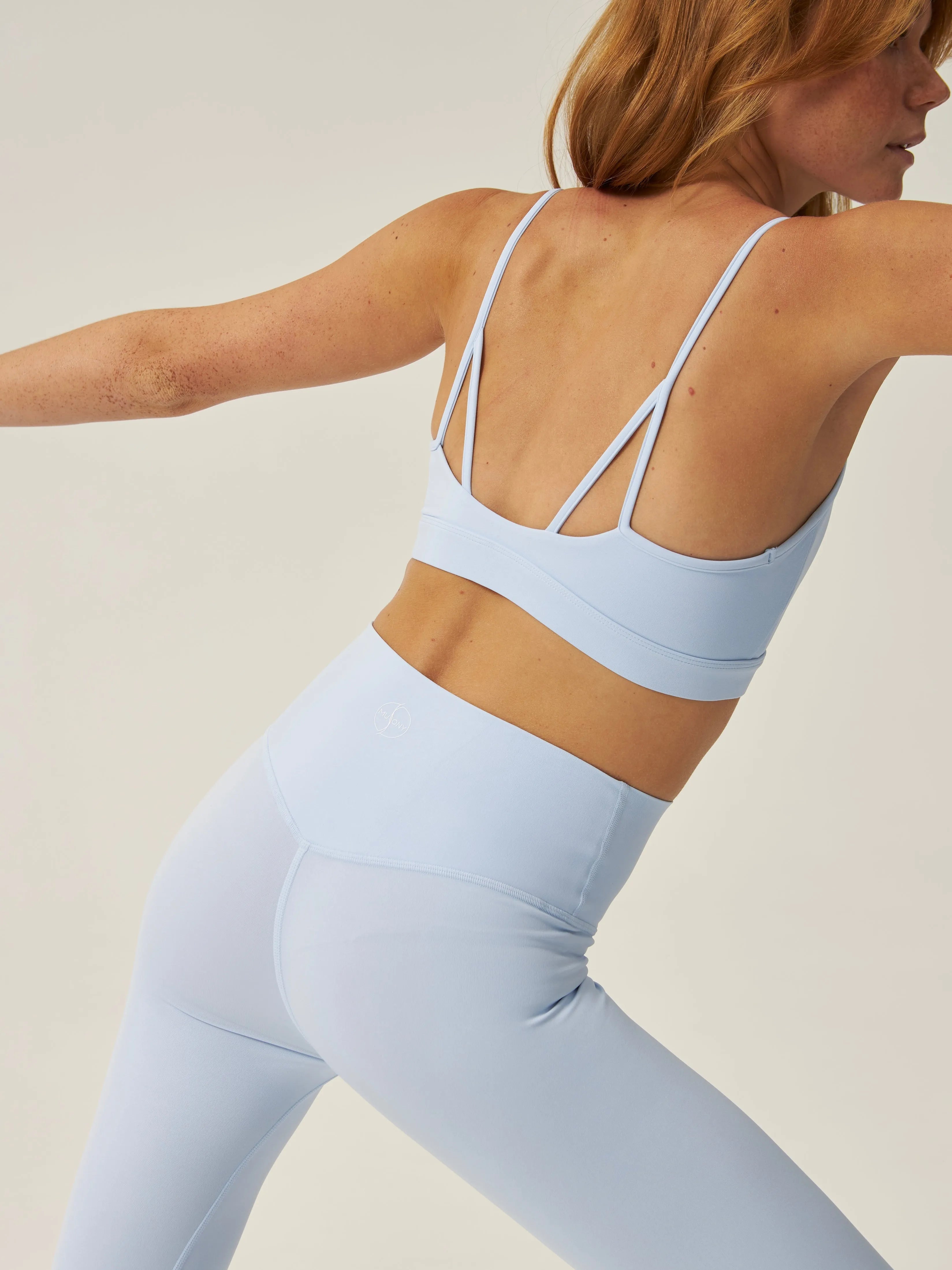 Top sportowy z cienkimi ramiączkami