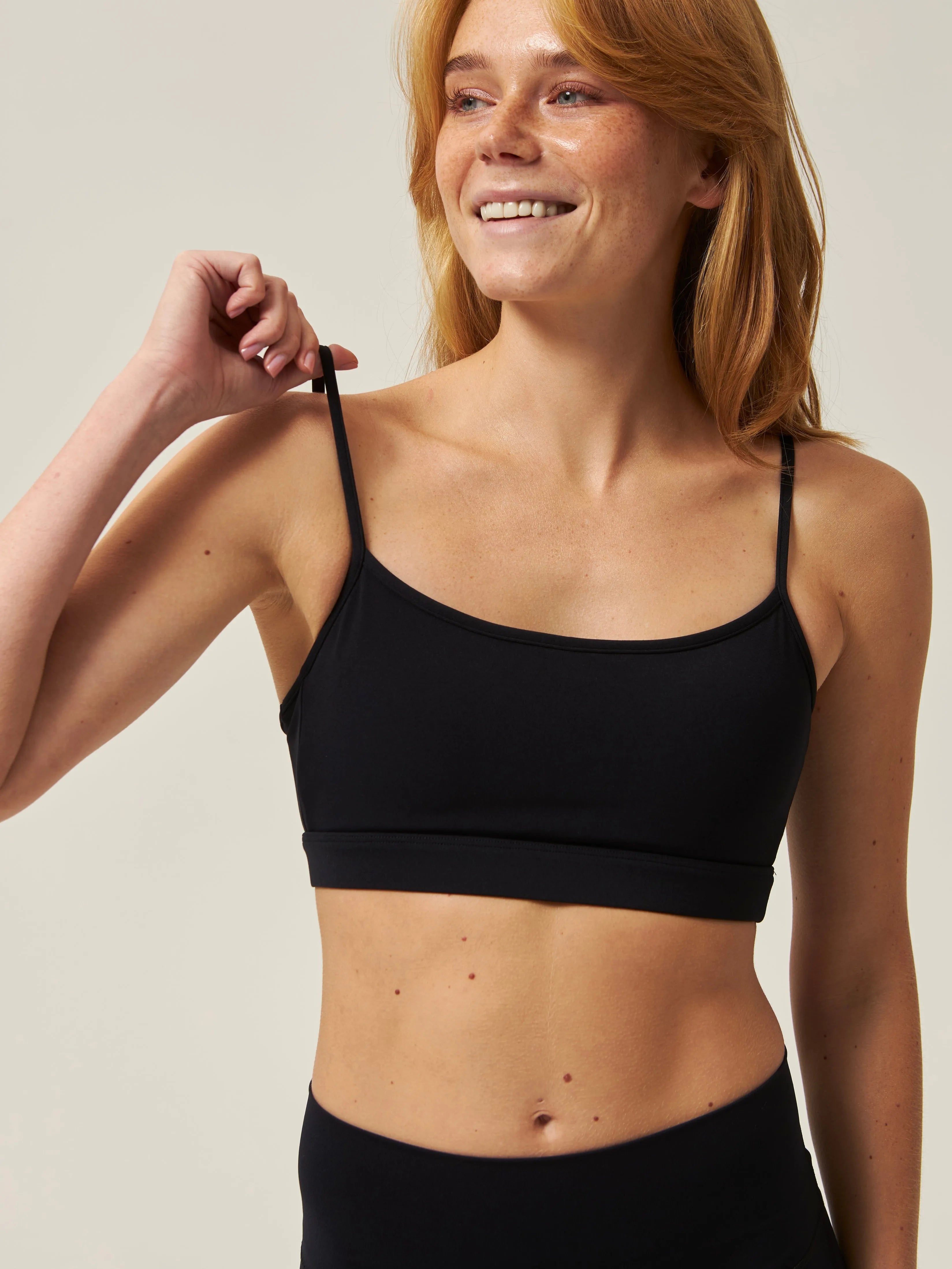 Top sportowy z cienkimi ramiączkami