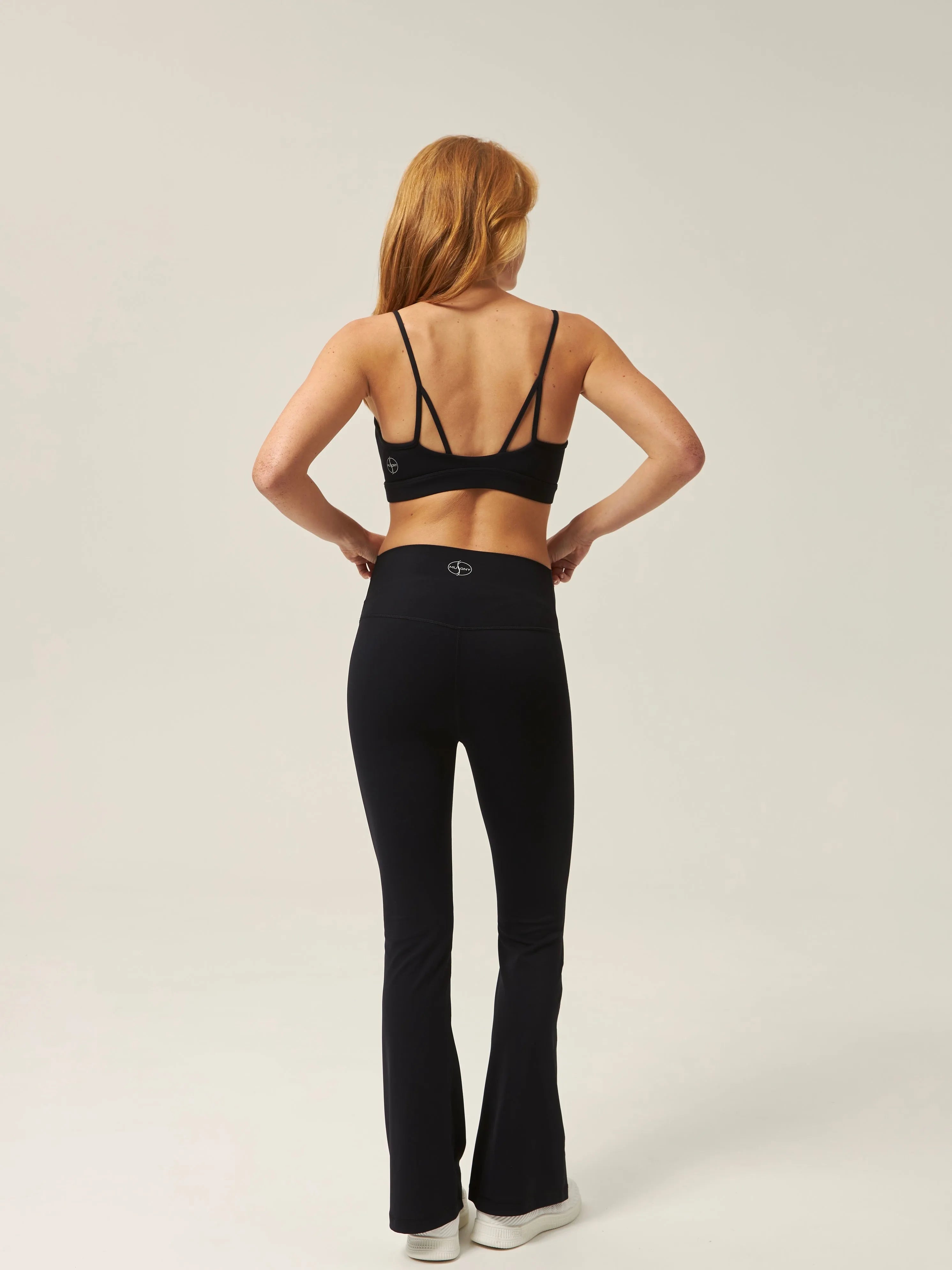 Top sportowy z cienkimi ramiączkami