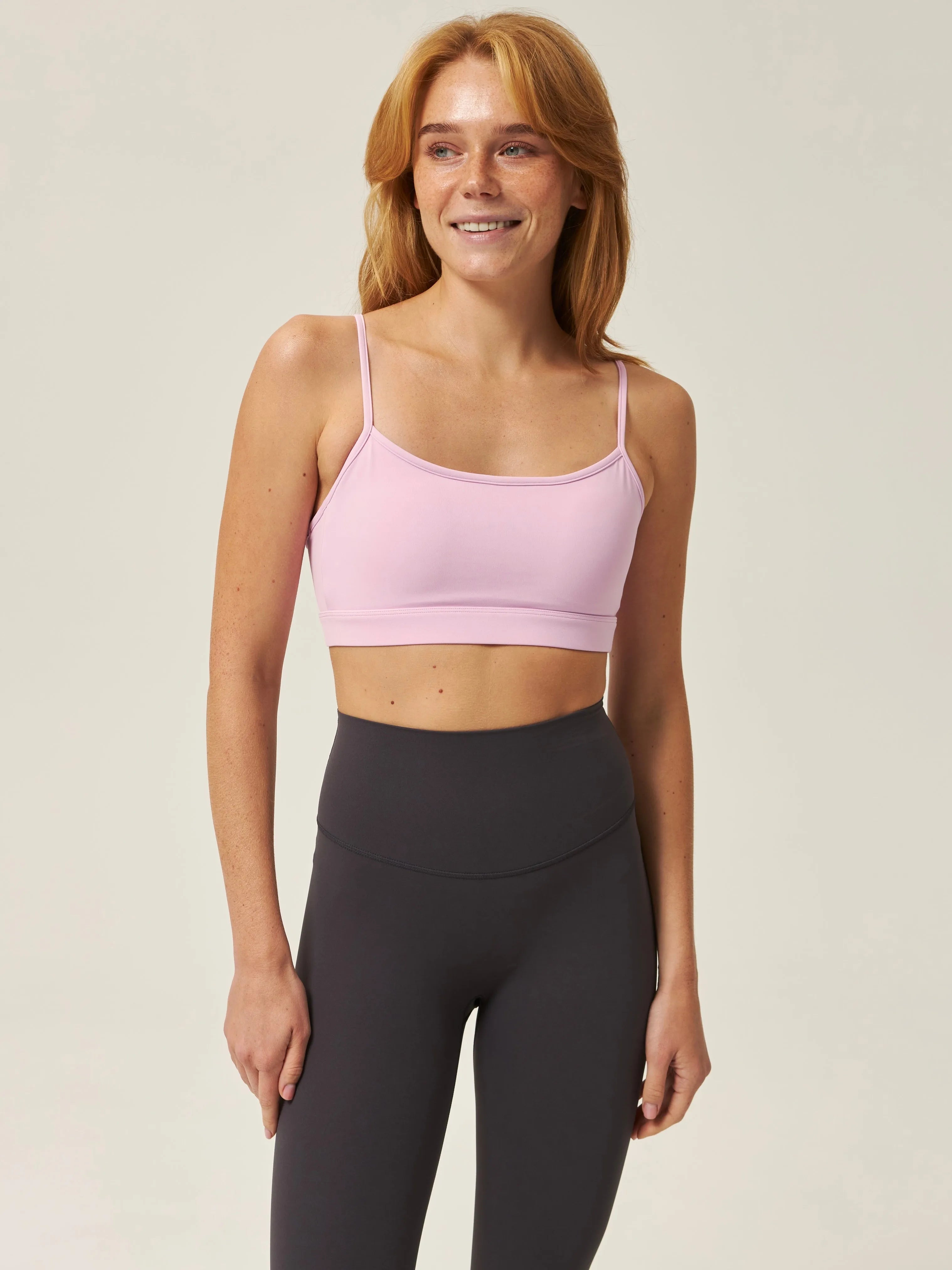 Top sportowy z cienkimi ramiączkami