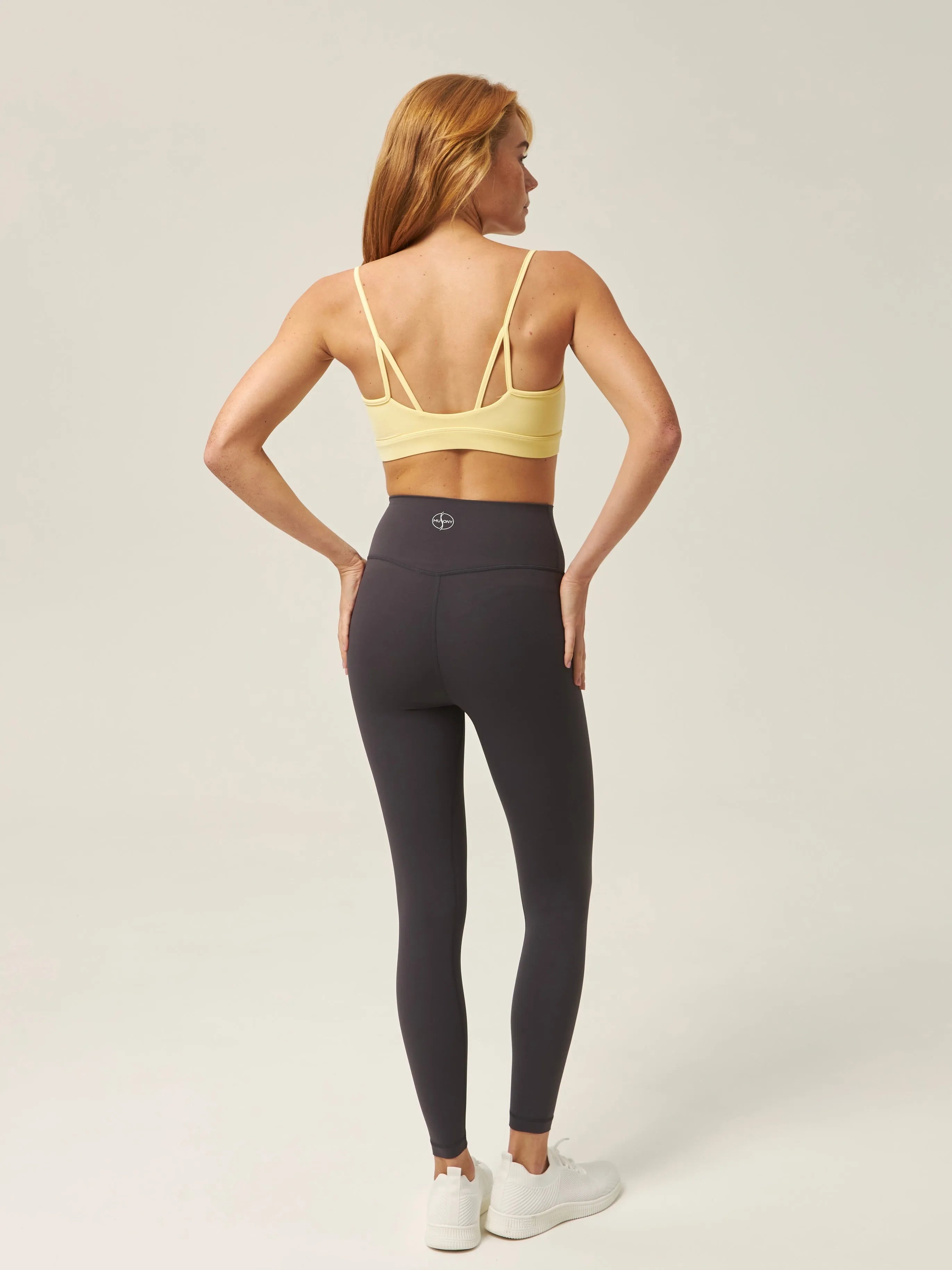 Top sportowy z cienkimi ramiączkami