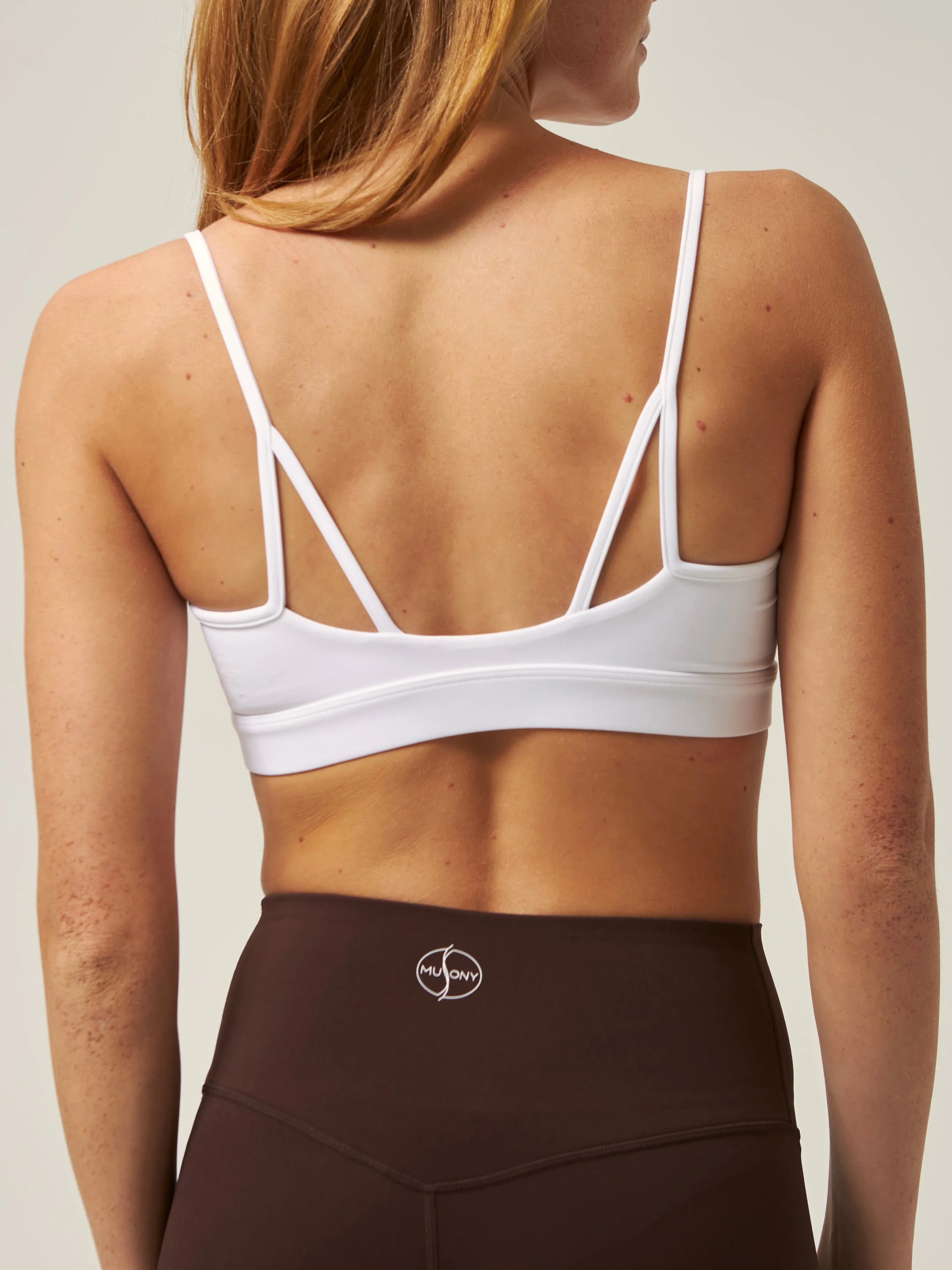 Top sportowy z cienkimi ramiączkami