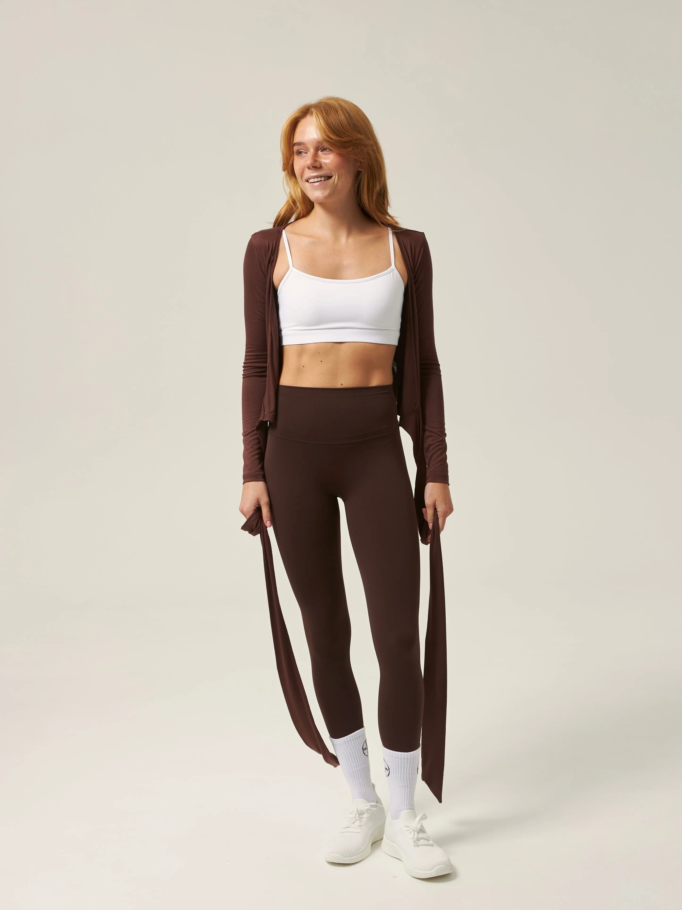 Top sportowy z cienkimi ramiączkami