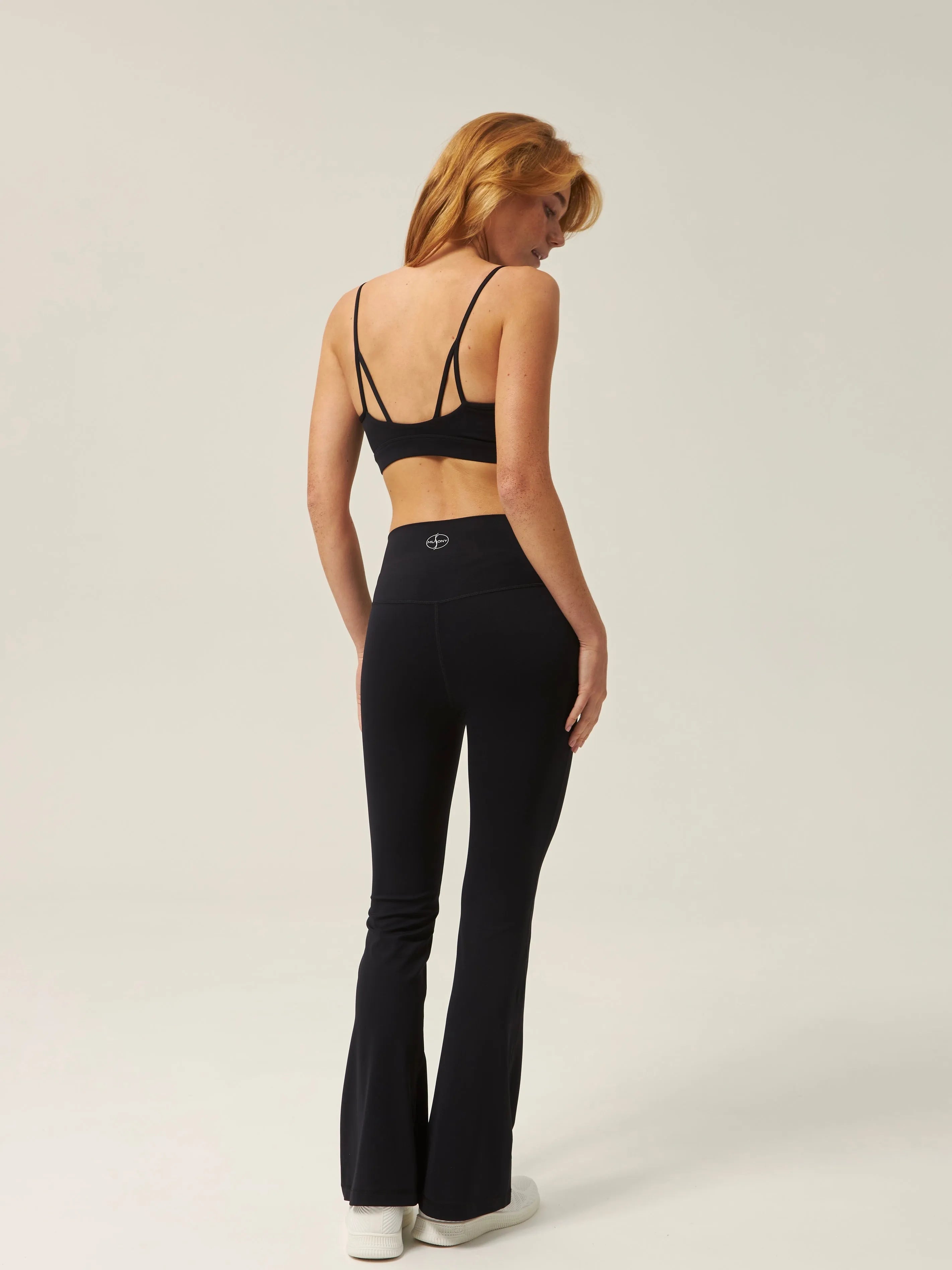 Top sportowy z cienkimi ramiączkami