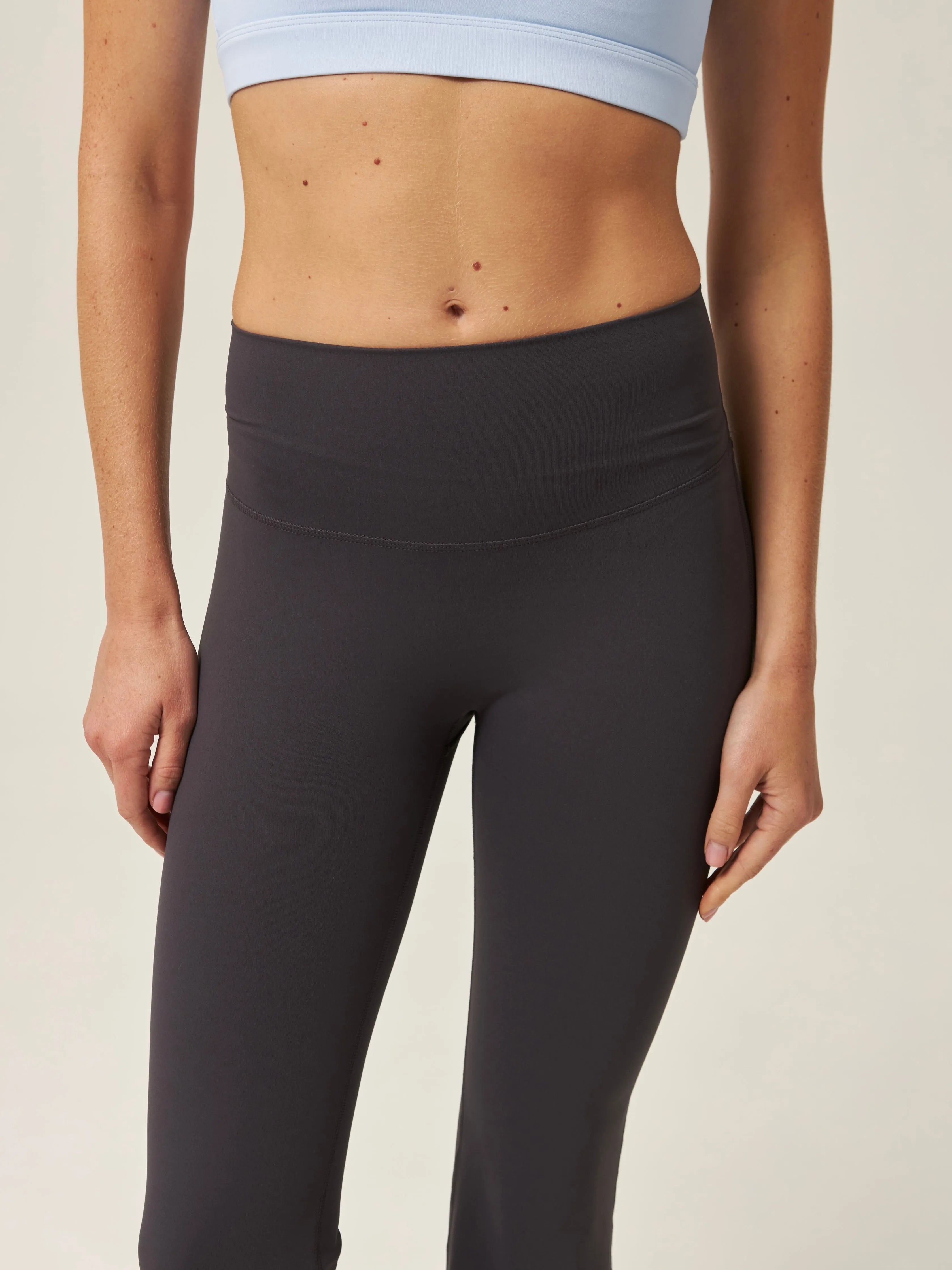 Grafitowe legginsy flare