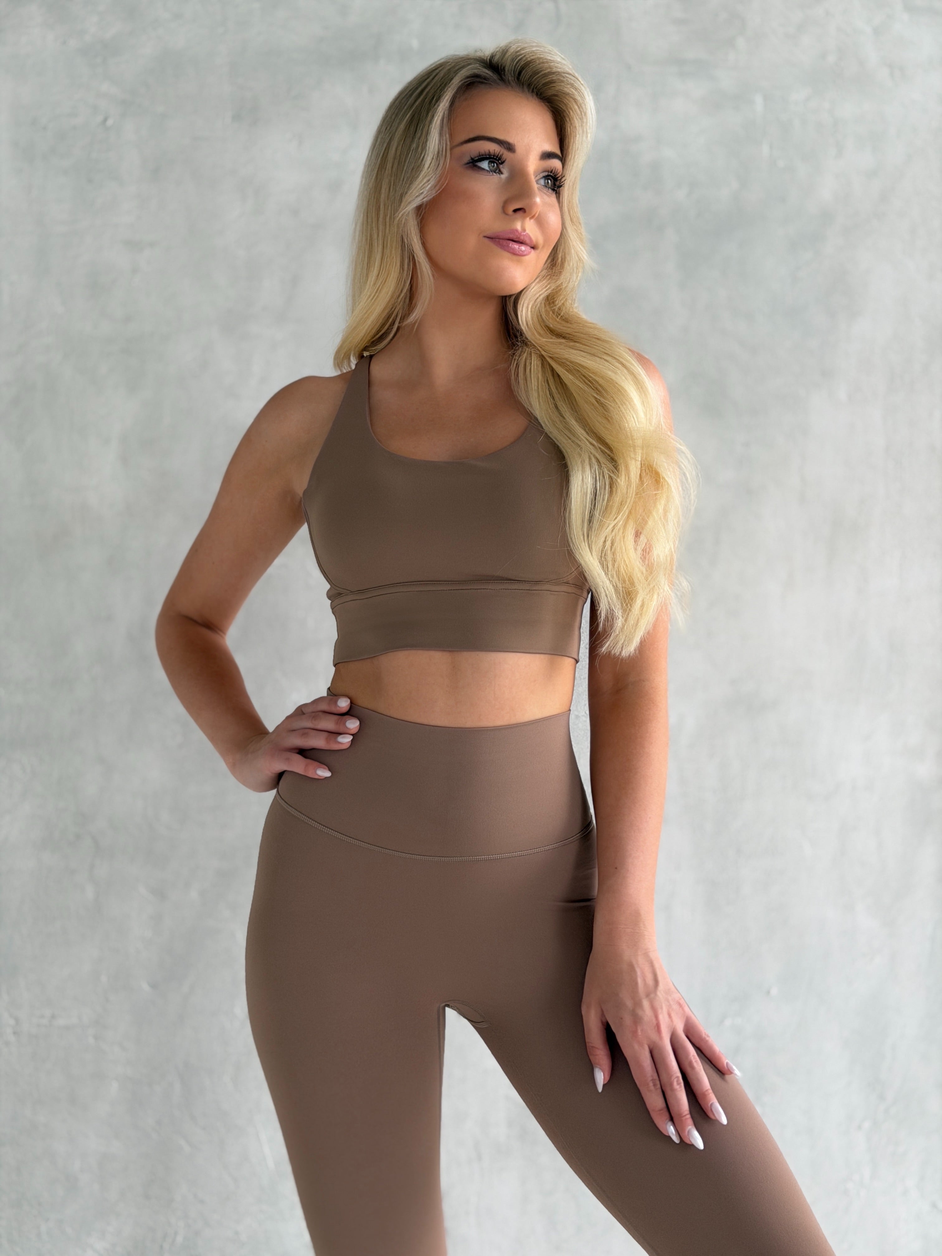 Legginsy sportowe z wysokim stanem – beżowe MUSSONY – ujęcie 4