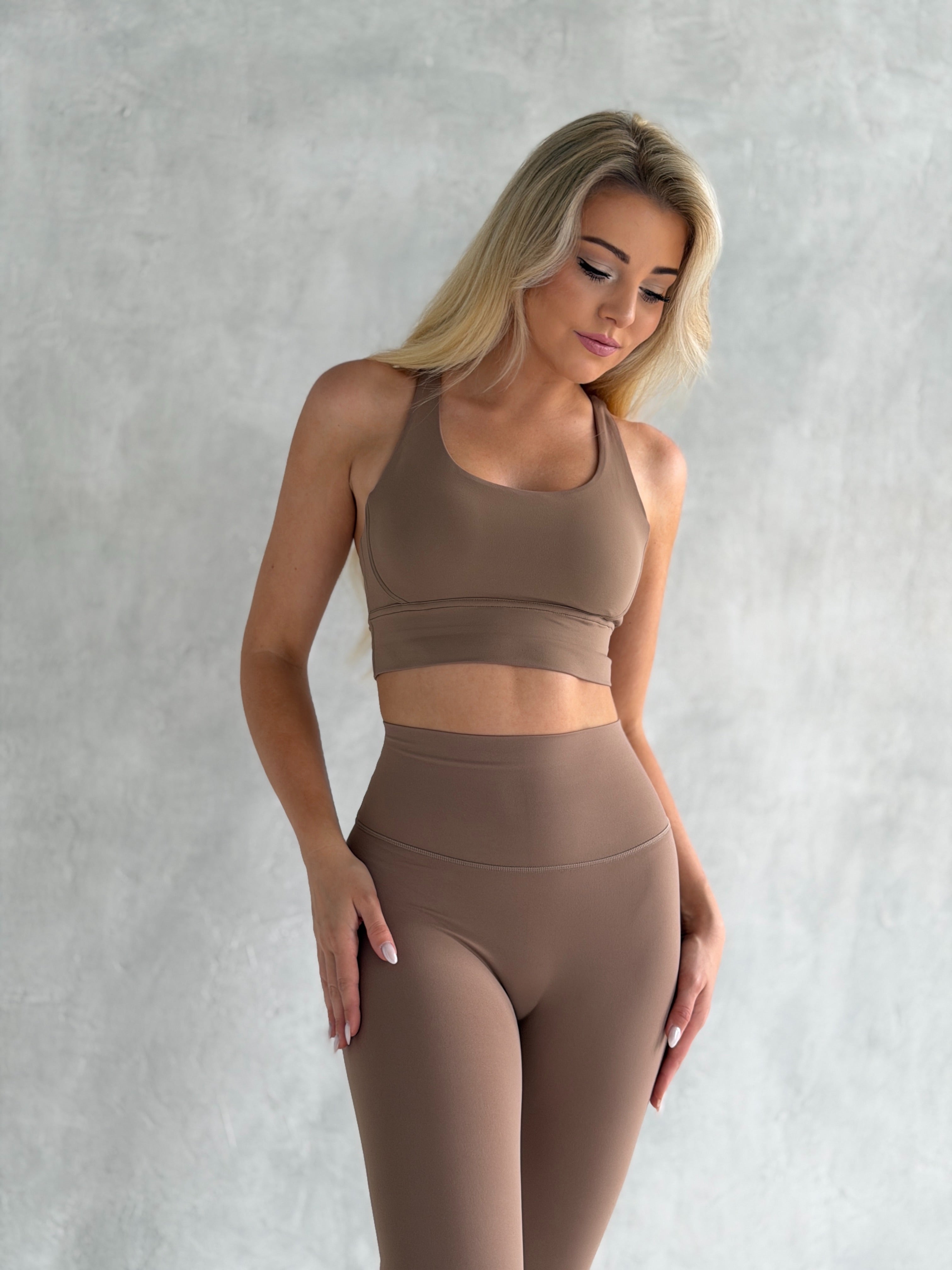 Legginsy sportowe z wysokim stanem – beżowe MUSSONY – ujęcie 7