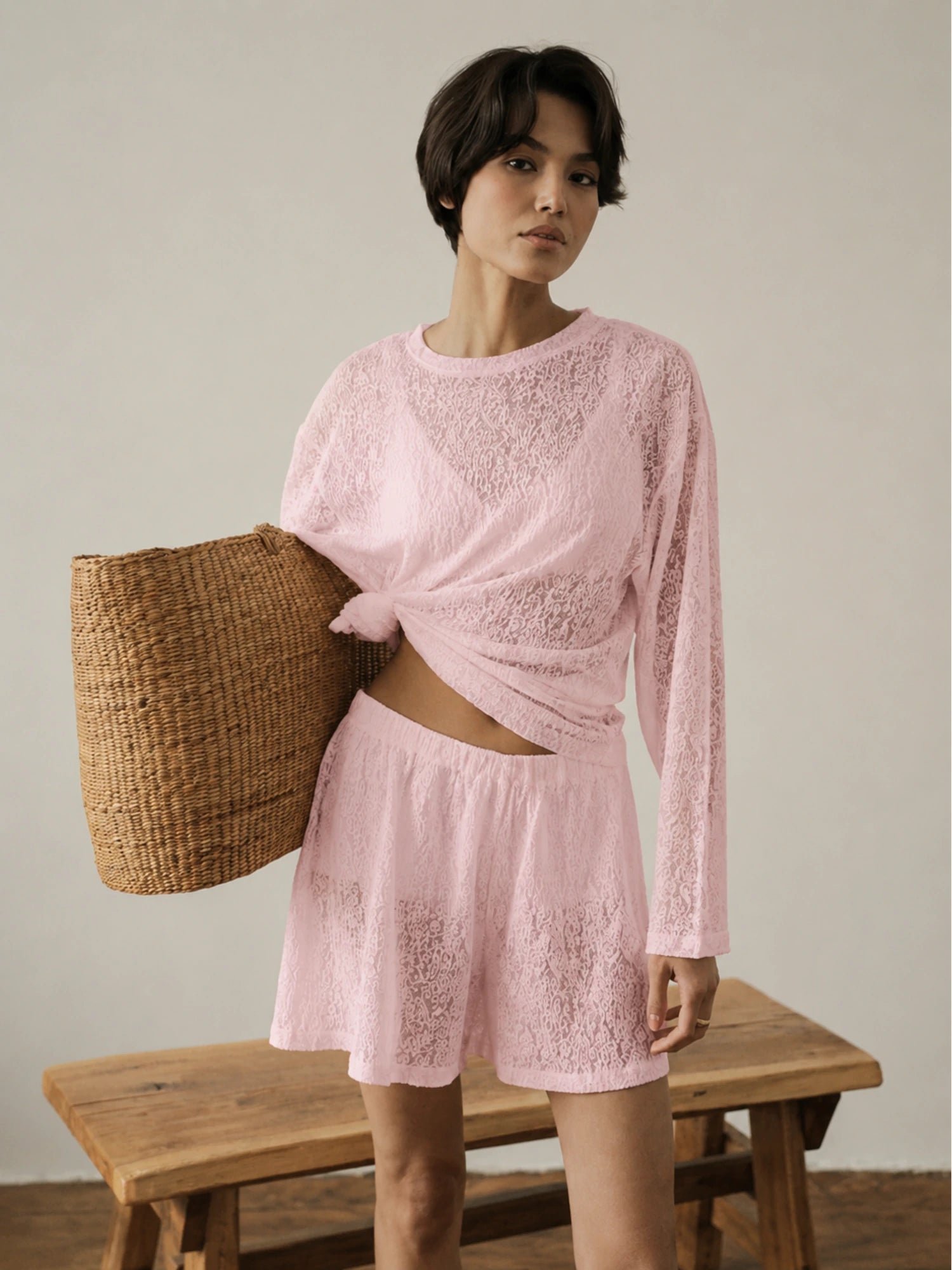 Różowe koronkowe szorty MUSSONY na modelce, pełna sylwetka na jasnym tle